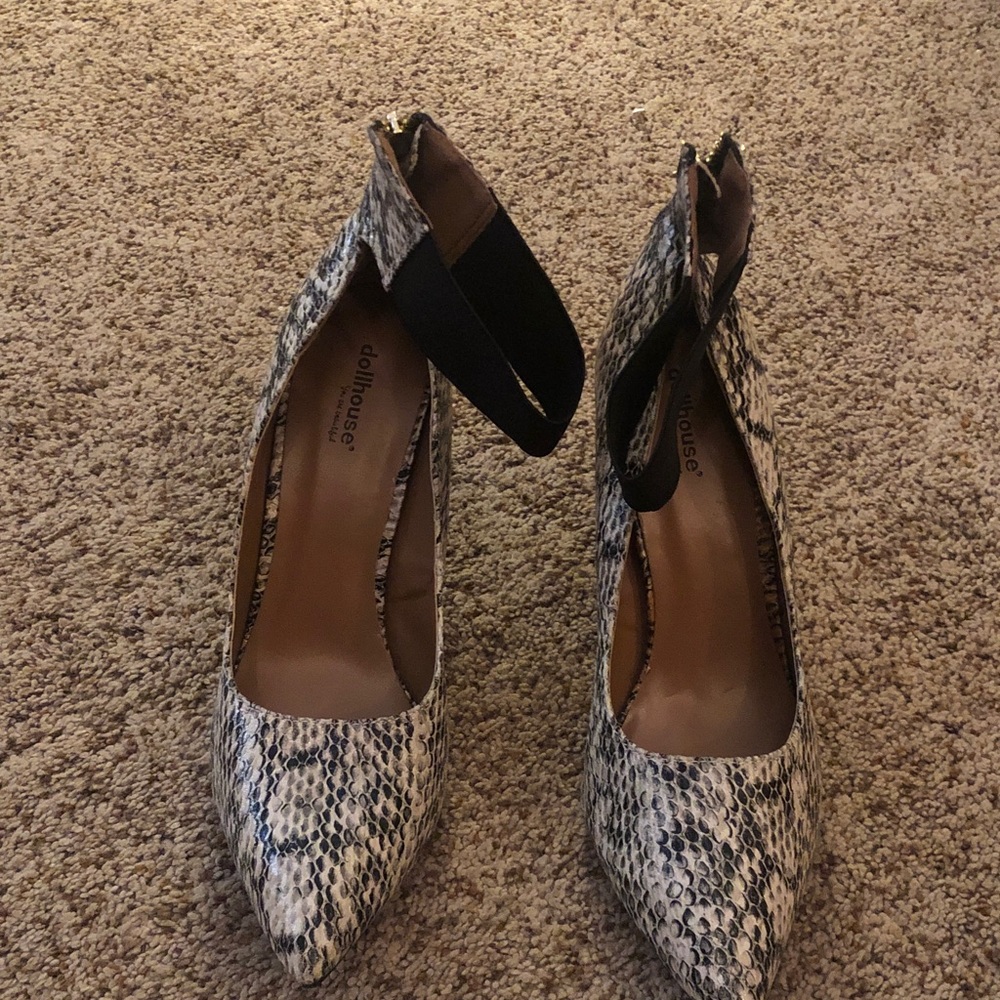 Sexy woman's heels. Zipper in back, Dollhouse Black/white Snakeskin